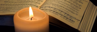Hero_Kerze_und_Gesangbuch_Pfarrbriefservisce_und_Pixabay